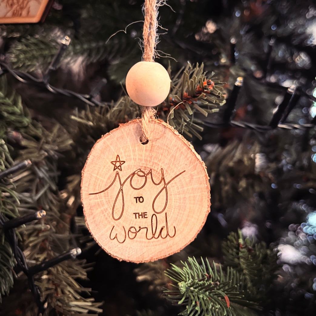 ❆ 'Joy to the world' log slice Christmas bauble